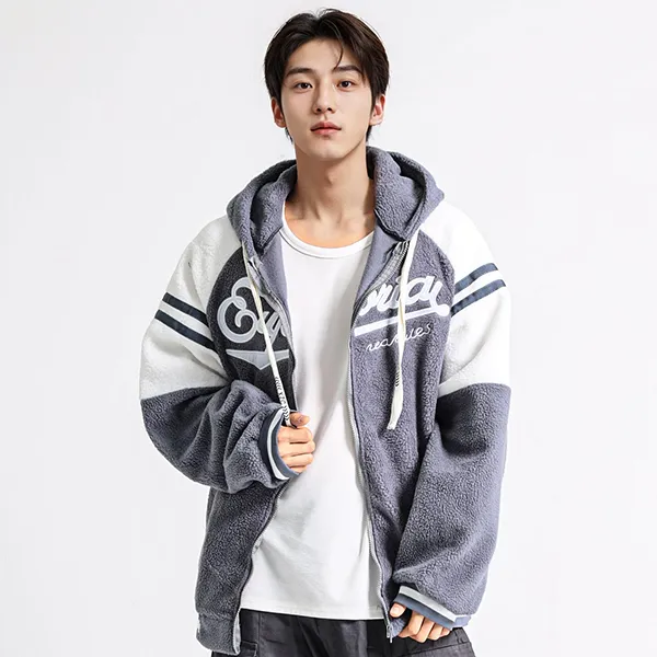 버스 퀴즈 장면에서 입은 그레이 양털 후드 집업. 화이트 래글런 소매, 가슴 큰 필기체 레터링, 소매 스트라이프