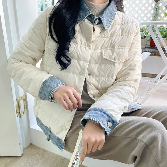 밤 선택 장면에서 여자 출연자들과 나란히 섰을 때 입은 아이보리 경량 퀼팅 다운 재킷. 연청 데님 셔츠 칼라와 데님 소매단·밑단 배색, 앞 스냅 단추 여밈과 가슴 플랩 포켓