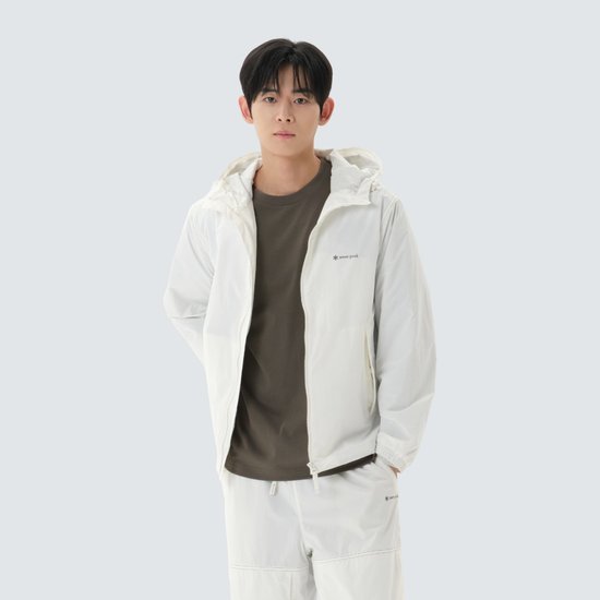 오프화이트 후드 바람막이. 앞은 풀집업이고 허리 양옆에 사이드 포켓, 왼쪽 가슴에 작은 로고가 들어갔다