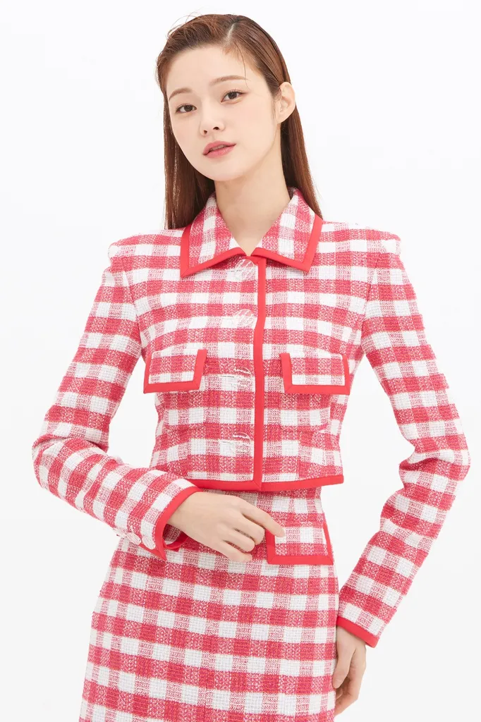 사무실에서 화분을 안고 웃는 장면에서 입은 빨강·흰색 깅엄 체크 트위드 크롭 자켓. 카라와 앞여밈, 플랩 포켓을 빨간 파이핑으로 두른 디자인