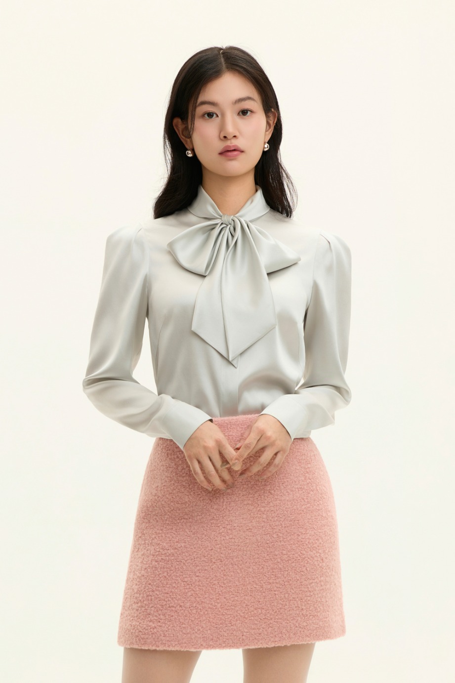 큰 보우 타이와 퍼프 어깨, 은은한 광택의 그레이 실크 새틴 블라우스.