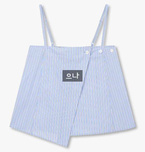 화이트 바탕에 가는 블루 세로 줄무늬가 촘촘히 들어간 셔츠 원단의 끈나시 탑. 길이 조절 슬라이더가 달린 얇은 스파게티 스트랩 두 가닥이 달리고, 앞판 오른쪽 위에는 흰 단추 세 개가 가로로 나란히 붙는다. 앞면은 오른쪽 자락이 사선으로 겹치는 비대칭 랩 구조라 겹친 쪽만 줄무늬가 대각선으로 흐르고, 밑단은 그대로 A라인으로 퍼진다.