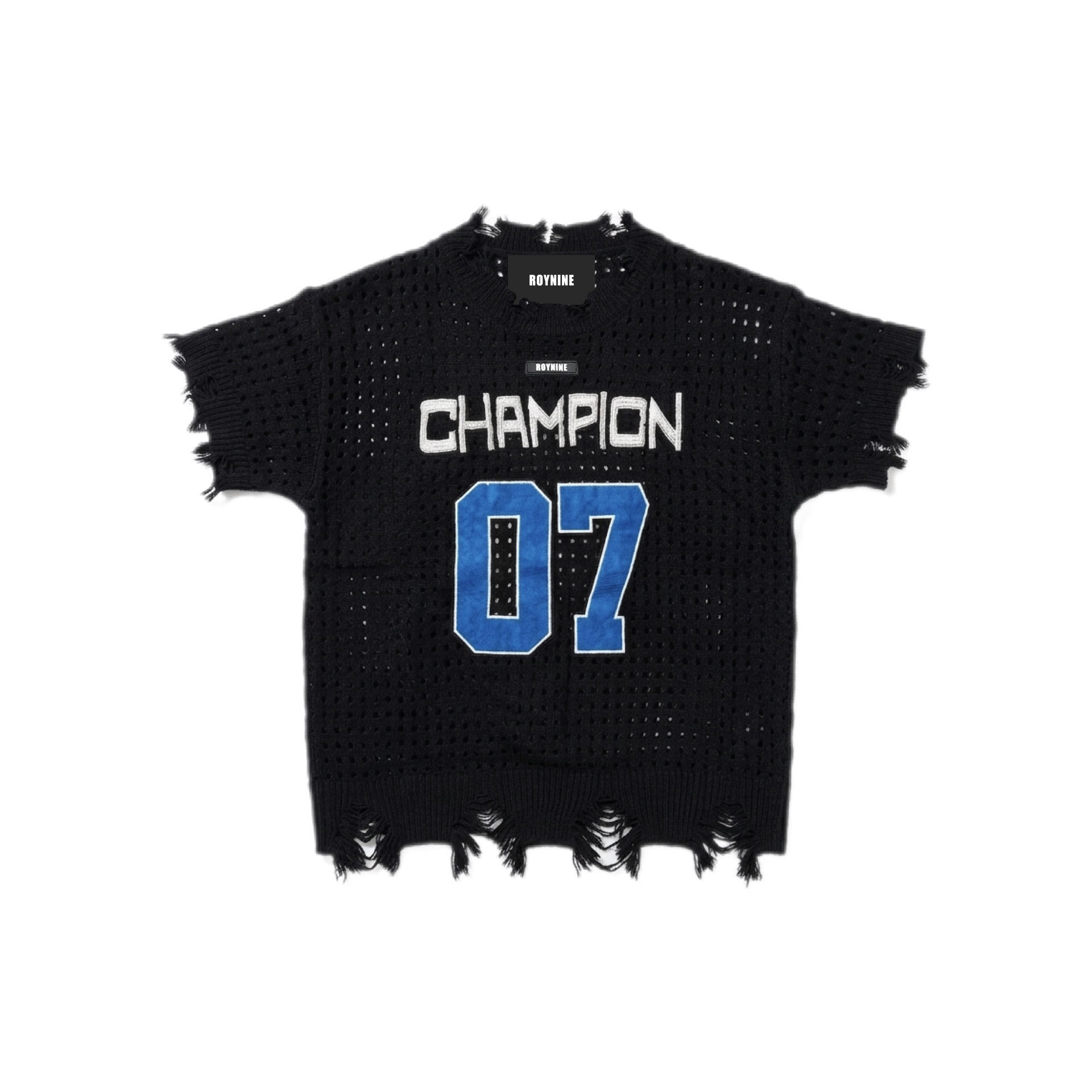 블랙 메시 니트 반팔 탑. 앞면에 흰색 아치형 'CHAMPION' 레터링과 그 아래 블루 '07' 저지 그래픽이 크게 들어가고, 목둘레·소매 끝·밑단이 올 풀린 데미지 가공이며 뒷목과 가슴에 브랜드 라벨이 하나씩 붙는다