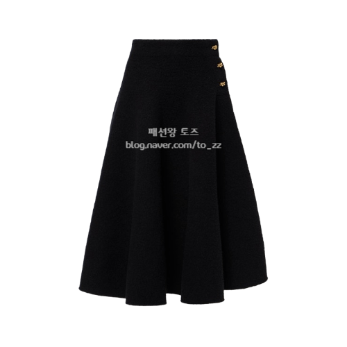 스웨터와 같은 블랙 울 부클레로 짠 A라인 스커트로, 허리에 넓은 밴드가 한 겹 둘러지고 그 옆선을 따라 금색 매듭 모양 메탈 단추 세 개가 위에서 아래로 내려온다. 밑단 쪽으로 갈수록 넓게 퍼지는 플레어 실루엣이다.