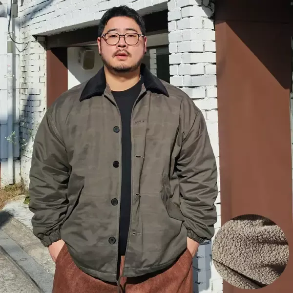 정장 위에 걸친 카키 숏 야상 자켓. 블랙 코듀로이 칼라, 스냅 여밈, 안감 양털