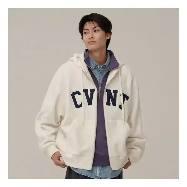 버스 퀴즈 장면에서 입은 아이보리 플리스 후드 집업. 가슴 네이비 아치형 'CVNT' 레터링