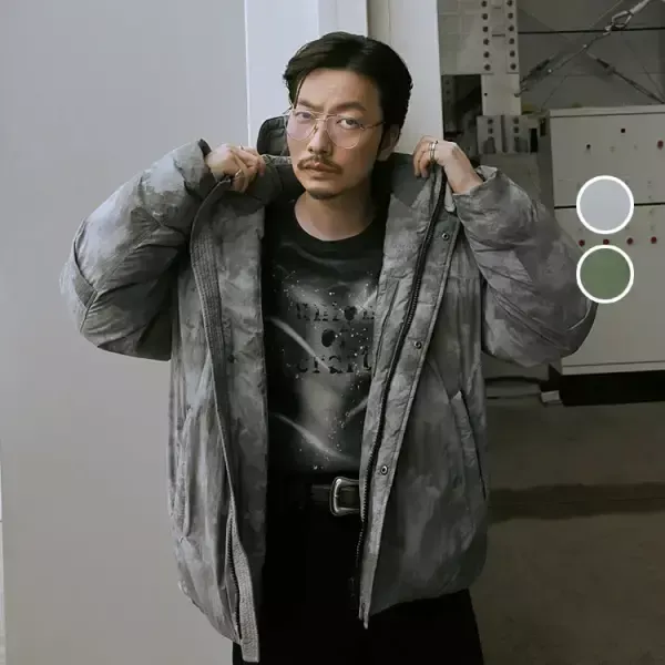 해돋이 오프닝에서 입은 그레이 타이다이 패턴 후드 다운 점퍼