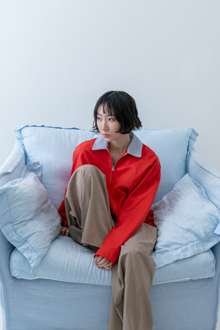 스튜디오에서 화이트 티 위에 입은 레드 집업 블루종. 라이트 그레이 배색 칼라