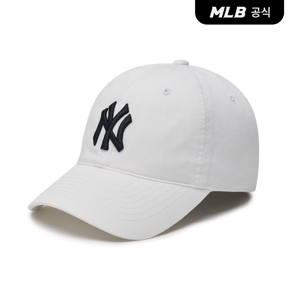 레드 축구 저지에 쓴 오프 화이트 언스트럭처 볼캡. 앞면 중앙 블랙 NY 로고 자수, 부드럽게 굽은 챙