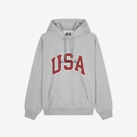 멜란지 그레이 풀오버 후디. 가슴 중앙에 화이트 테두리를 두른 버건디 아치형 USA 자수가 크게 들어가고 그 위로 검정 필기체 레터링이 겹쳐 있다. 후드는 드로스트링이고 앞에는 캥거루 포켓, 소매와 밑단은 립 골지 마감이다.