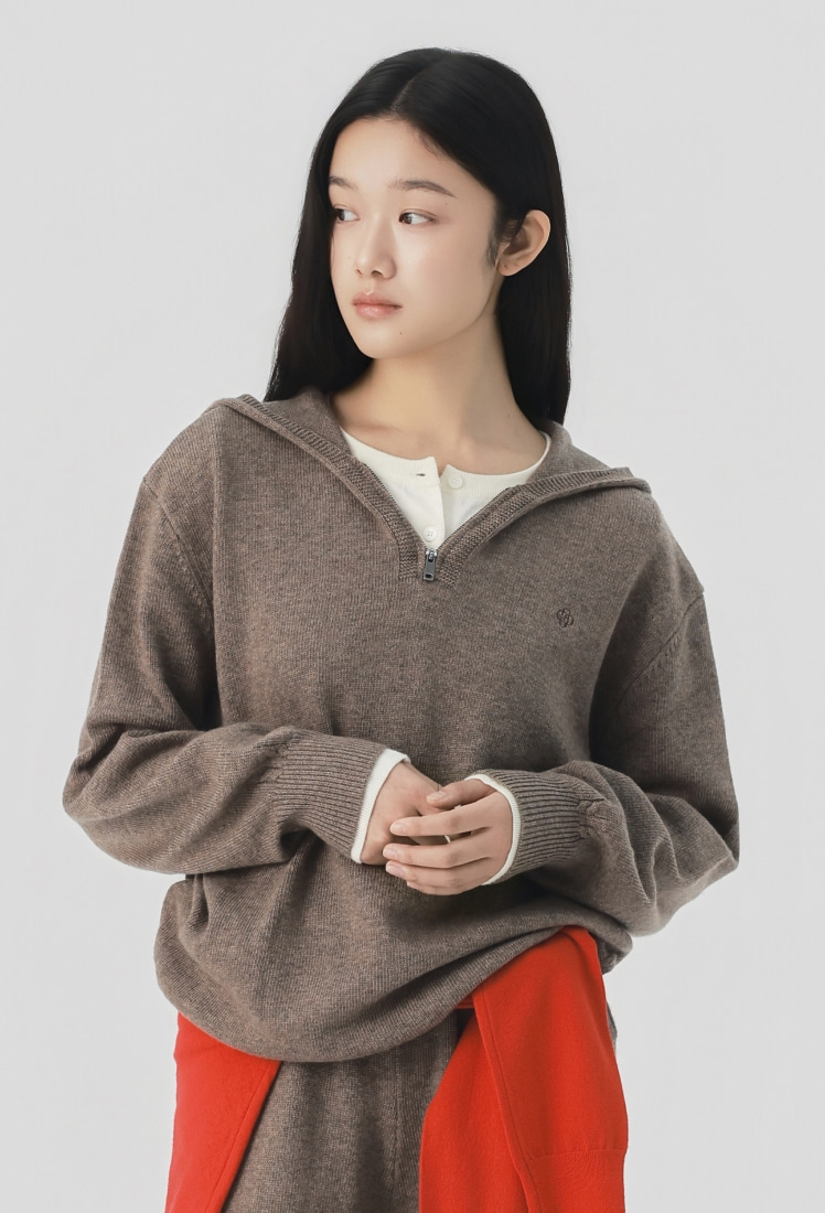 브라운 울 후드 니트. 가슴까지만 내려오는 짧은 집업에 소매가 볼륨 있게 부풀고 손목은 립으로 조였다