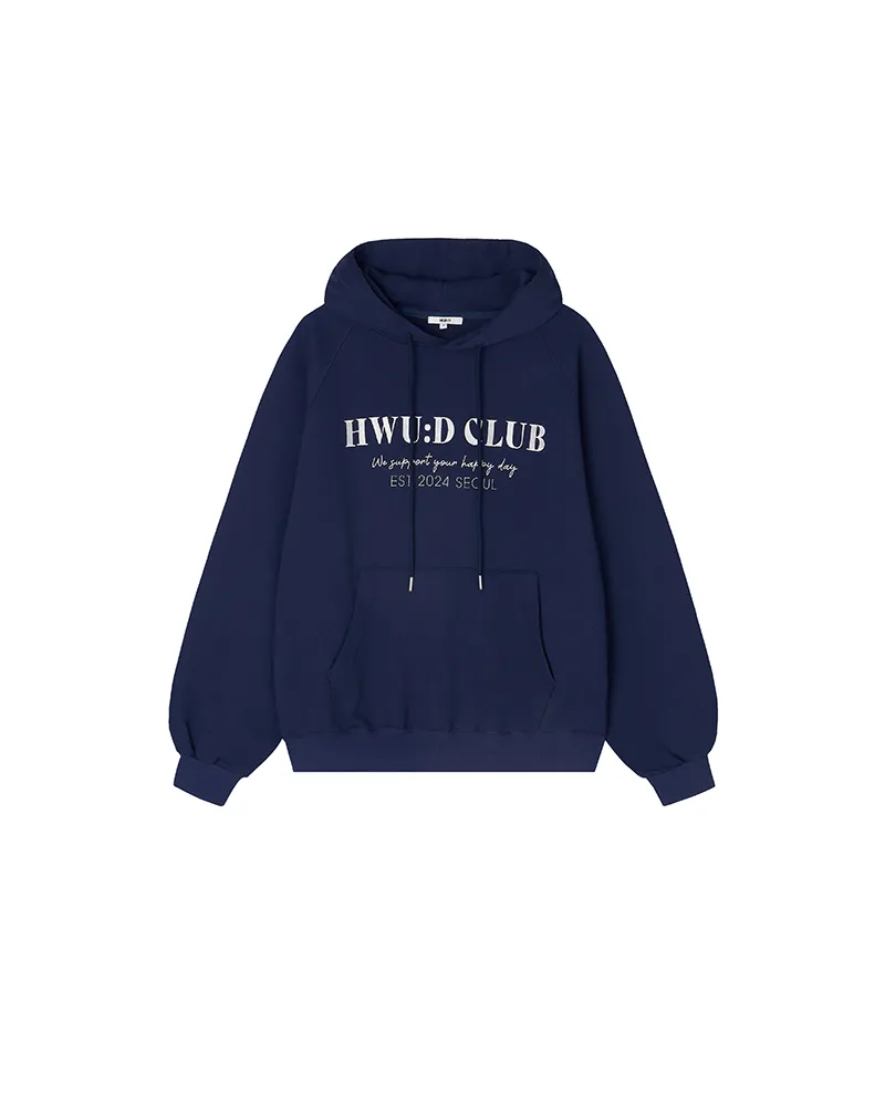 한옥 장면에서 입은 네이비 오버핏 후디. 가슴 화이트 'HWU:D CLUB' 레터링과 필기체 문구