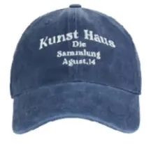 퐁당 줄다리기 장면에서 쓴 워싱 처리된 짙은 네이비 블루 볼캡. 크라운 앞면에 'Kunst Haus / Die Sammlung / Agust,14' 세 줄 자수가 아치형으로 들어간다
