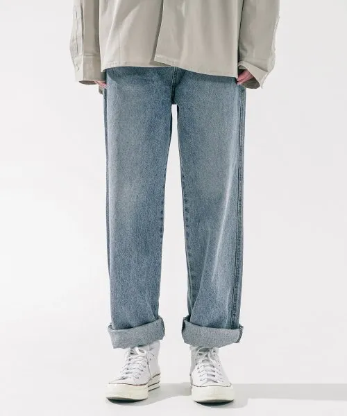 라이트 워싱 블루 와이드 스트레이트 데님. 허리 뒤 작은 가죽 라벨이 있다