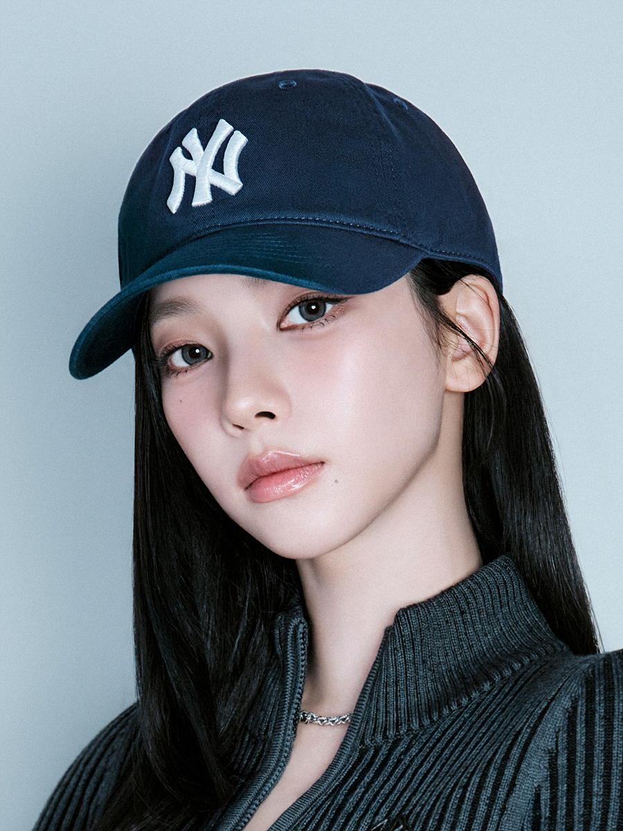 작업복 미션 구간에서 쓴 네이비 언스트럭쳐 볼캡. 정면 화이트 'NY' 자수