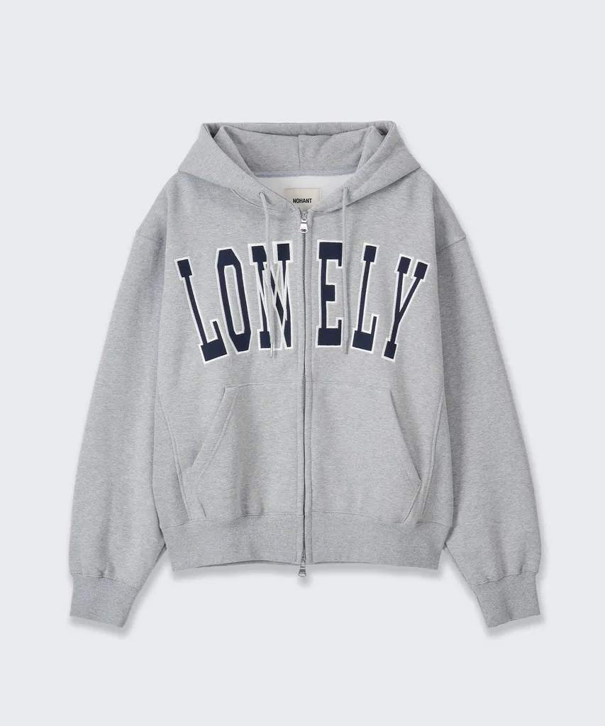 숙소 방 퀴즈 장면에서 입은 그레이 후드 집업. 가슴 네이비 아치형 'LONELY' 레터링