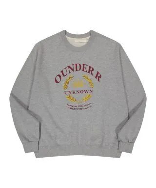 멜란지 그레이 크루넥 맨투맨. 가슴에 버건디 'OUNDER R' 아치 레터링과 골드 월계수 자수가 들어갔다.