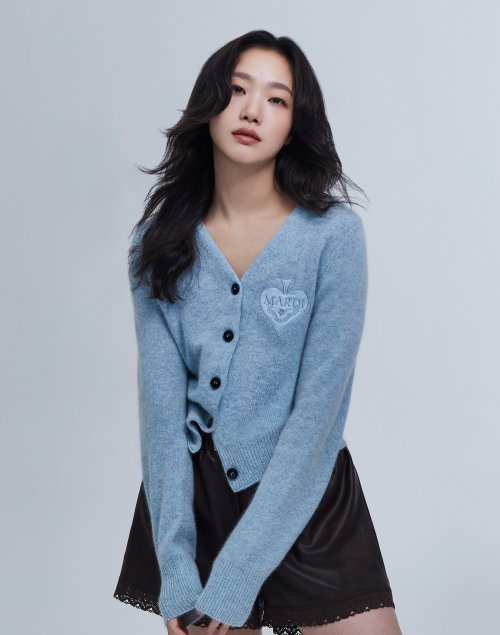 인터뷰 장면에서 입은 민트 컬러 라쿤 혼방 V넥 가디건. 스페이드 자수가 포인트.