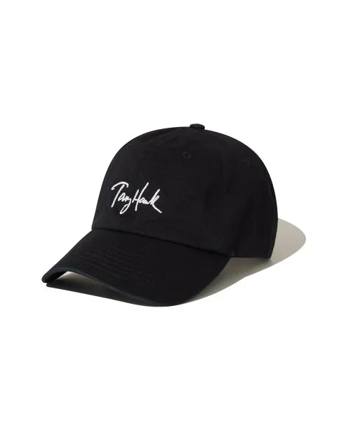 블랙 볼캡. 정면에 화이트 필기체 Tony Hawk 자수가 들어간 모자로 점심 식사 장면에서 착용.