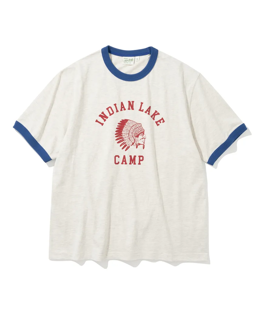워크 재킷 안에 입은 오트밀 링거 티. 블루 넥·소매 배색에 앞판 레드 'INDIAN LAKE CAMP' 그래픽