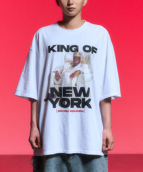 화이트 오버핏 반소매 티셔츠. 전면 KING OF NEW YORK 사진 그래픽 프린트