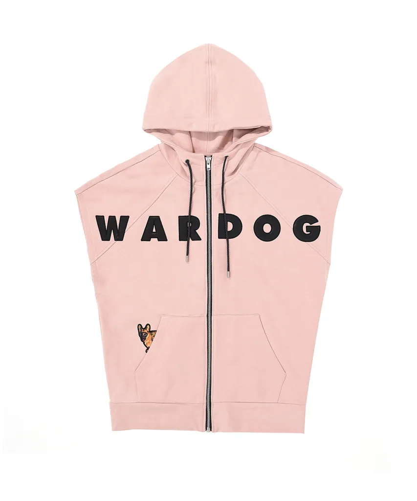 핑크 민소매 집업 후디. 가슴에 검은 WARDOG 레터링이 크게 있고 아래쪽에 작은 캐릭터 자수가 있다