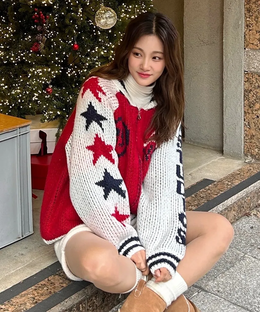 레드 헤비 니트 집업 가디건. 아이보리 소매에 레드·블루 별 패턴, 가슴 89 원형 로고와 돌고래 그래픽, 스트라이프 리브