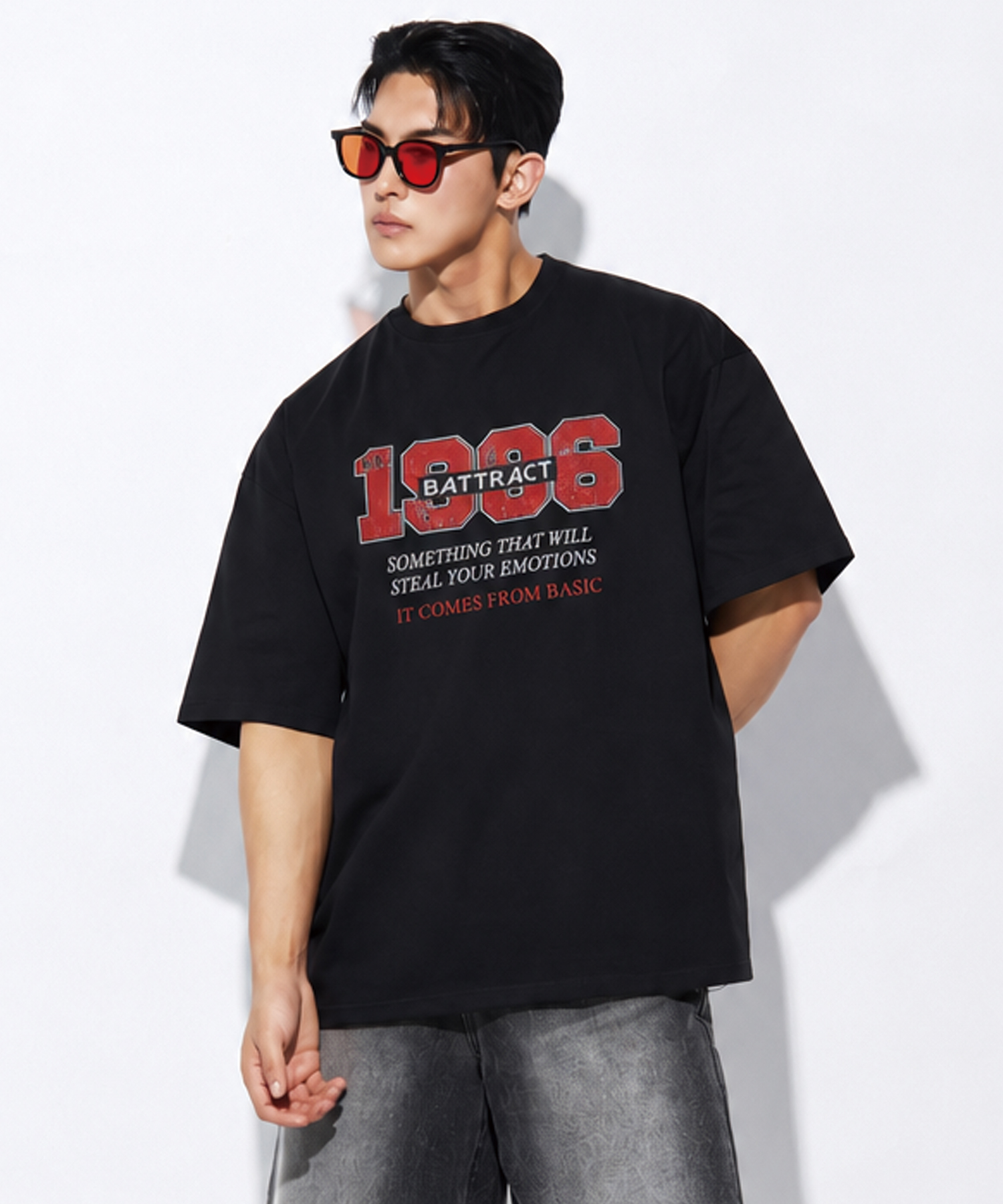 식사 장면에서 입은 블랙 오버핏 반팔 티. 앞판 레드 '1986' 대형 레터링과 화이트 문구