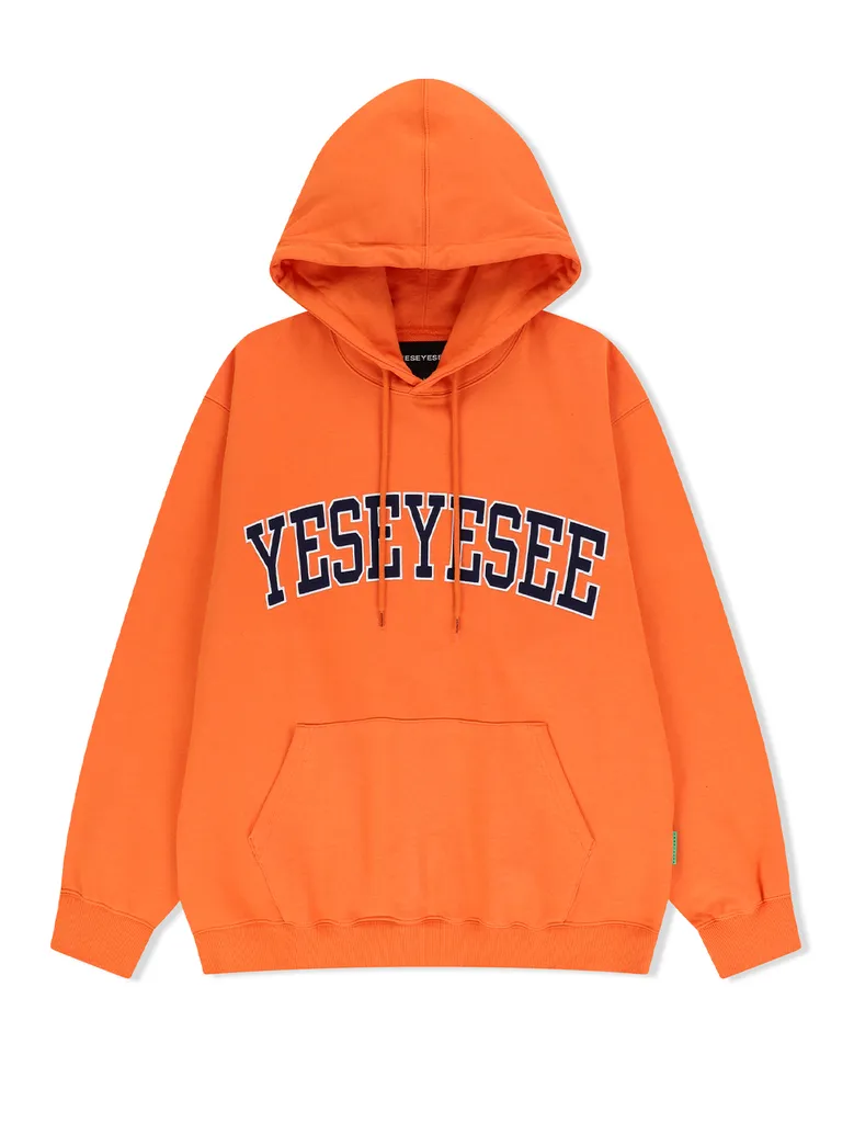 오버롤 안에 입은 오렌지 후디. 가슴 네이비 아치형 'YESEYESEE' 레터링