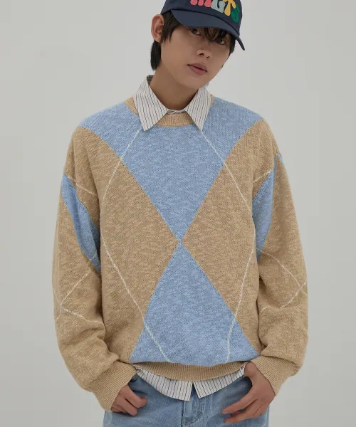 천국도 오두막 장면에서 입은 라운드넥 니트. 큼직한 스카이블루·베이지 아가일 배색에 가는 흰 마름모 선이 지나가고 목·소맷단은 베이지 립