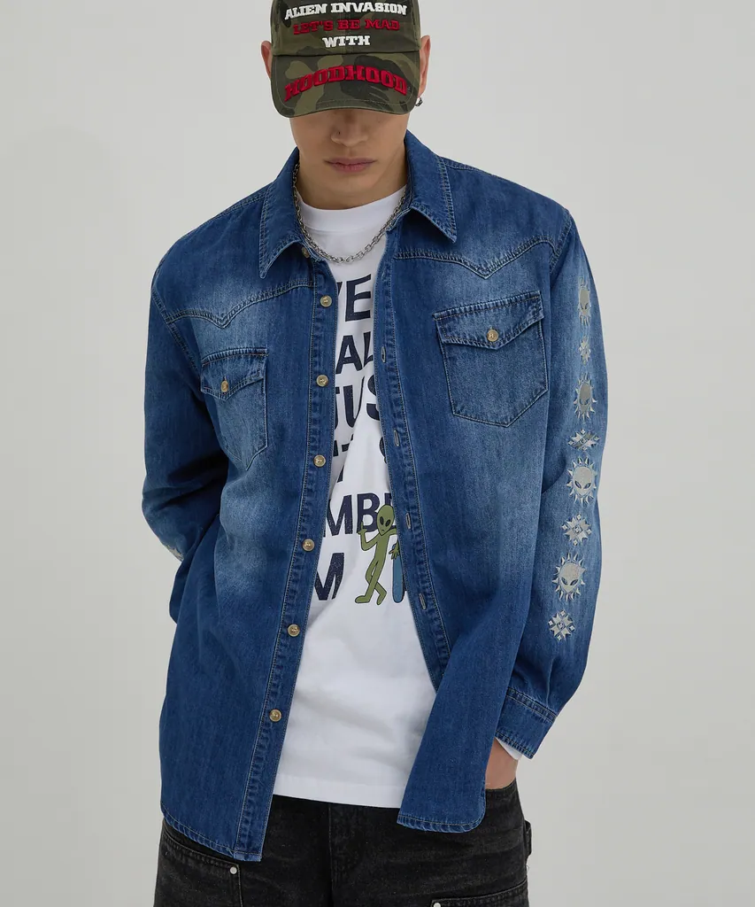 라디오 DJ 콘셉트 진행석에서 입은 딥블루 워싱 웨스턴 데님 셔츠. 웨스턴 요크와 양쪽 플랩 가슴 포켓, 골드 버튼, 양 소매를 따라 내려오는 태양 모양 자수