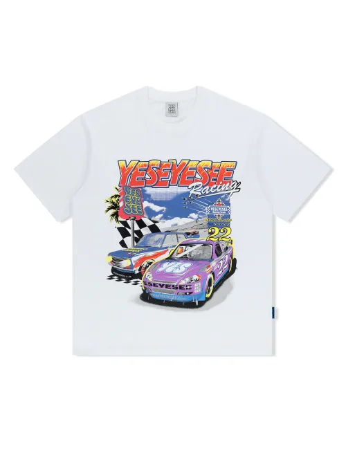 화이트 반팔 티셔츠. 가슴 전면에 'YESEYESEE Racing' 아치형 레터링과 체커 깃발, 구름 하늘 배경의 보라색 22번 스톡카 그래픽이 컬러 프린트로 크게 들어간다. 넥 안쪽에 작은 직사각 라벨, 밑단 옆선에 작은 블루 태그가 있다.