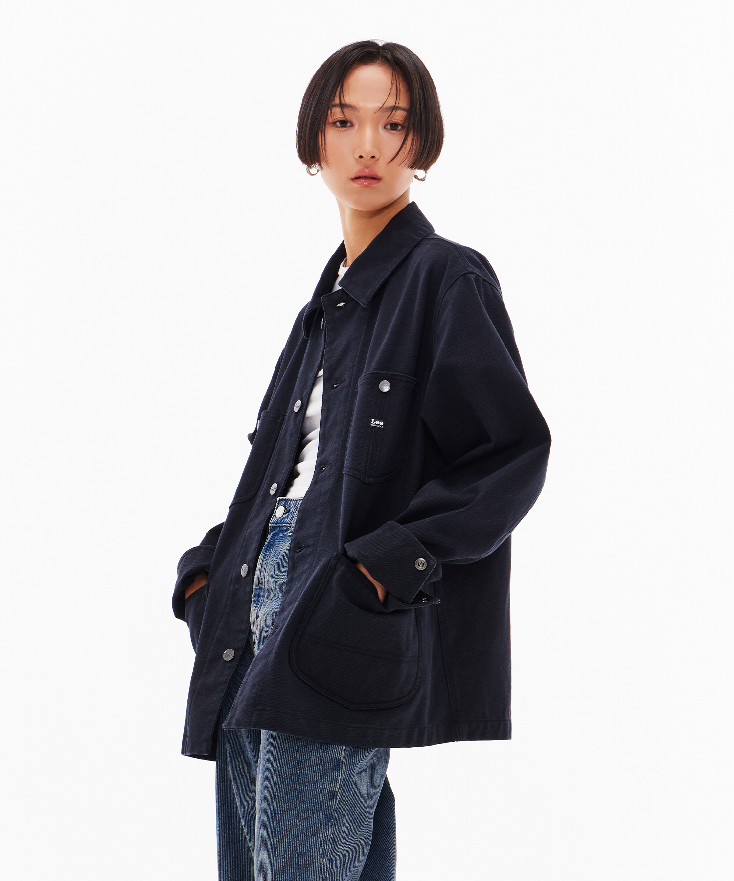 오프닝에서 입은 블랙 옥스퍼드 초어 재킷. 셔츠 칼라, 가슴 플랩 포켓 두 개와 하단 패치 포켓