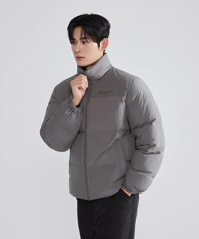 실외 장면에서 입은 그레이 숏 다운. 어깨 요크 톤 다른 배색, 가슴 작은 레터링