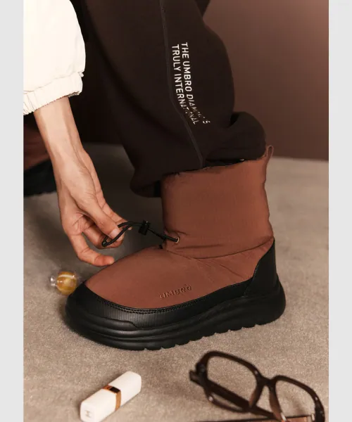 수영 게스트 편 야외 레이스 장면에서 신은 브라운 패딩 숏부츠. 블랙 고무 밑창에 발목 스트링