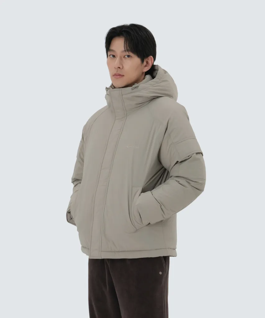 일출 장면에서 입은 베이지 그레이 후드 다운 자켓. 스탠드 칼라, 앞판 지퍼 포켓