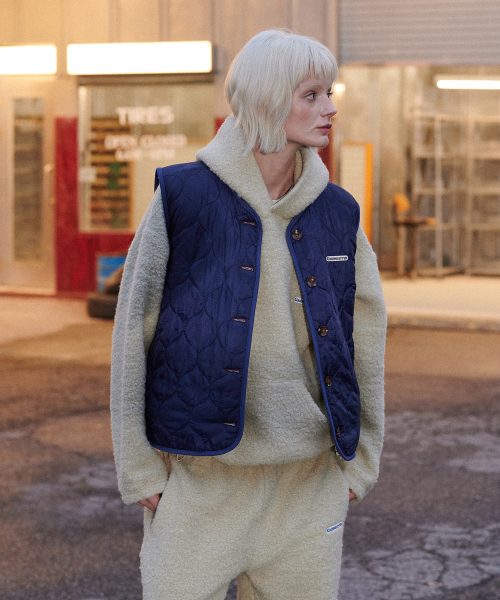 그린버터 (GREEN BUTTER) Reversible Shearling Quilted Vest (Navy)