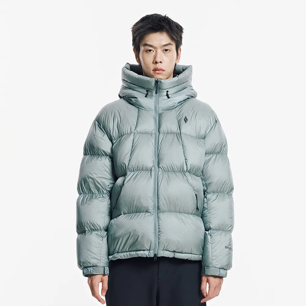경찰과 도둑 장면에서 입은 민트 그레이 후드 숏 다운 재킷. 광택 립스탑
