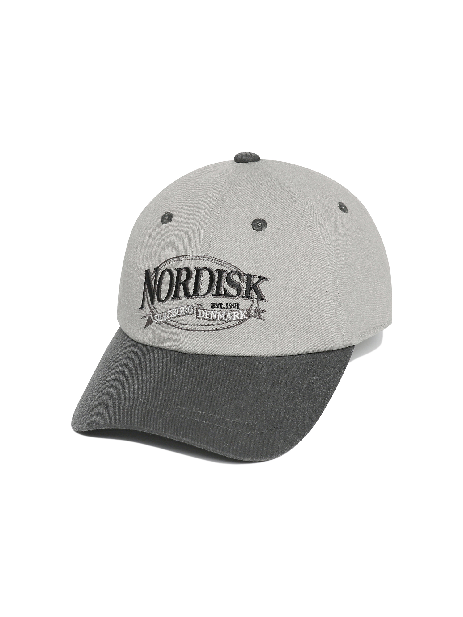한옥 장면에서 쓴 라이트 그레이 크라운·차콜 챙 볼캡. 정면 'NORDISK DENMARK' 그래픽 로고 자수