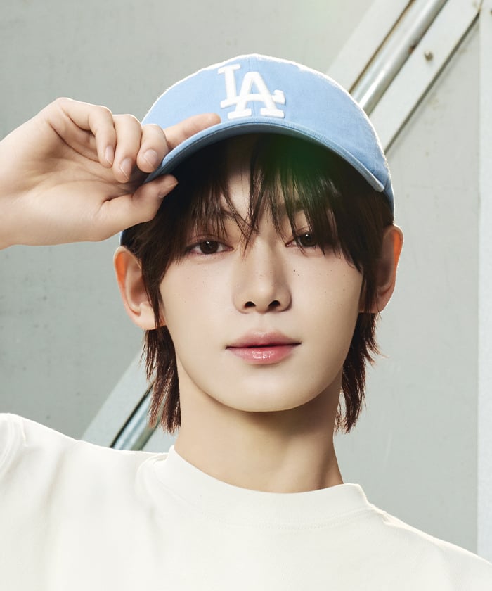 거리 미션 장면에서 쓴 라이트 블루 언스트럭쳐 볼캡. 정면 화이트 'LA' 자수, 옆면 'Dodgers' 필기체