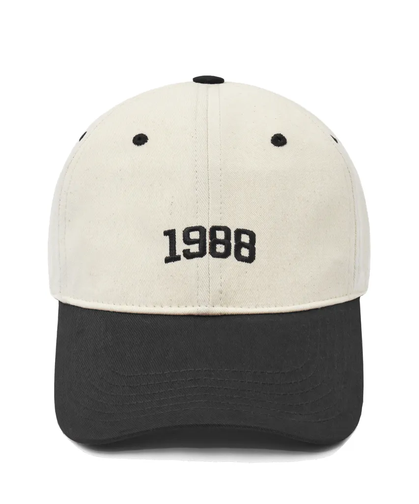 저녁·아침 장면에서 쓴 아이보리 크라운·블랙 챙 볼캡. 정면 블랙 '1988' 자수