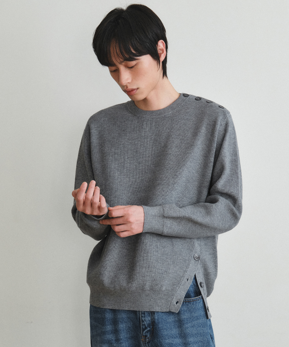 9년 만에 돌아온 정요와 모교를 함께 둘러보는 장면에서 입은 그레이 멜란지 크루넥 니트. 한쪽 어깨선을 따라 단추 3개가 사선으로 달리고, 같은 쪽 밑단 트임에도 단추가 이어진다