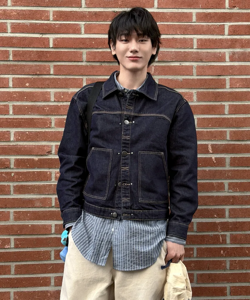 숙소 장면에서 입은 다크 인디고 데님 재킷. 화이트 스티치 요크와 허리 아래 패치 포켓 두 개