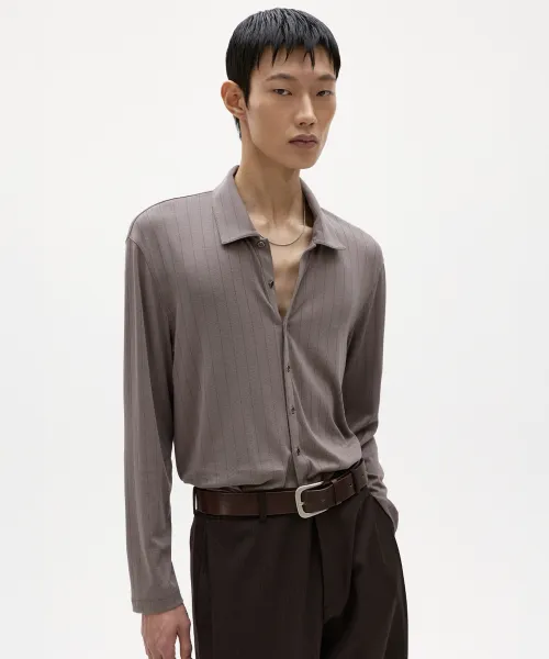 차 안에서 촬영한 영상 속 최산이 입은 세로 골지 셔츠 가디건.