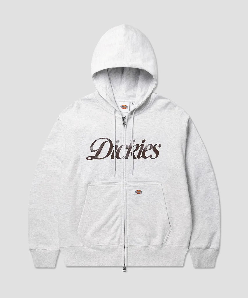 졸업 파티 장면에서 입은 화이트 멜란지 후드 집업. 가슴을 가로지르는 브라운 'Dickies' 필기체 프린트