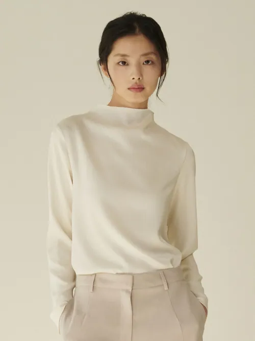 하프넥 실키 블라우스 - 크림 (Half-Neck Silky Blouse - Cream)