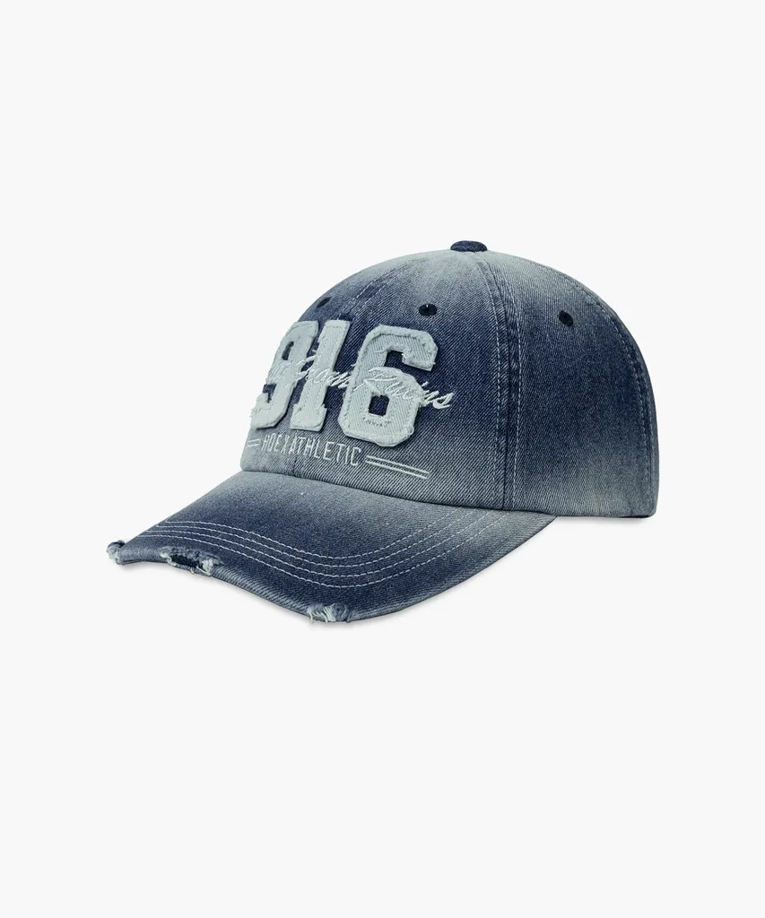운동장 게임에서 쓴 워싱 데님 볼캡. 정면 아플리케 '916'과 필기체·'HDEX ATHLETIC' 자수, 디스트레스드 챙