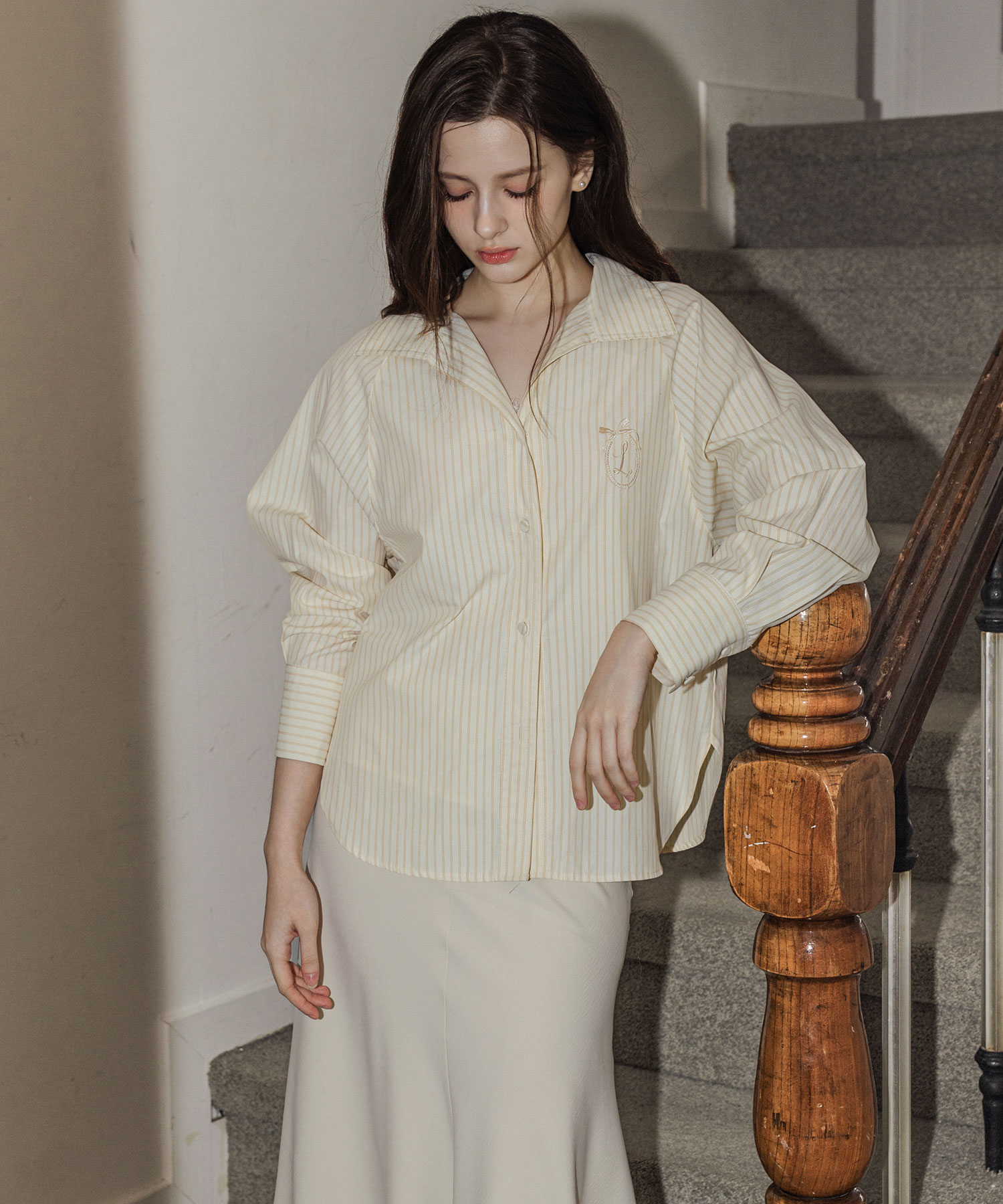 로트르드민 (L'AUTRE DE MIN) Stripe Beige Embroid shirts