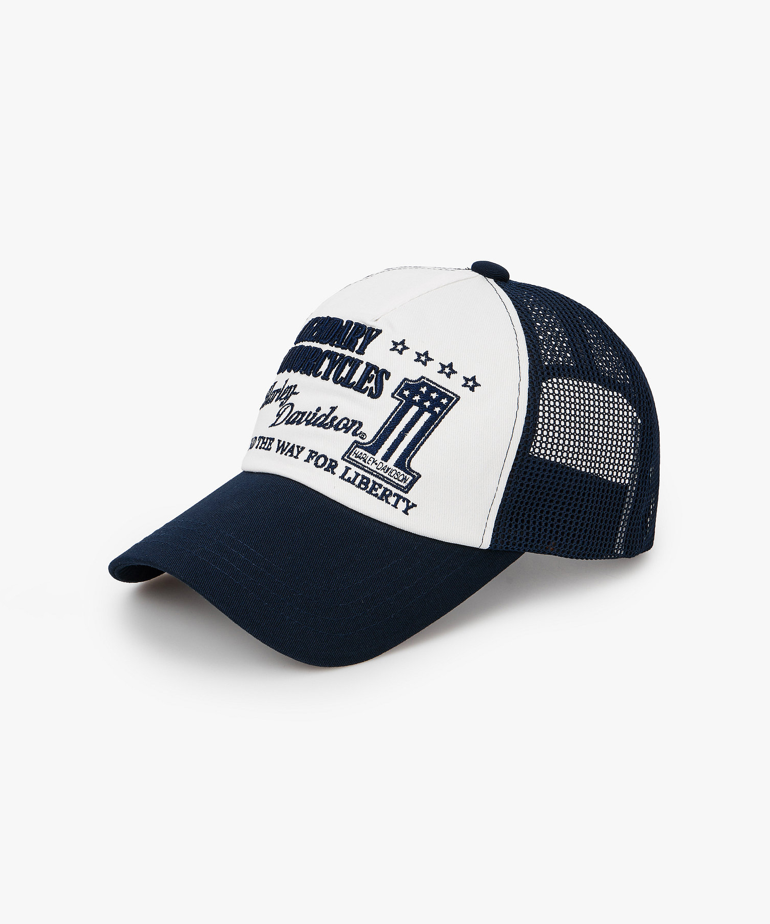 저녁 식사 장면에서 쓴 트러커 캡. 화이트 앞판에 네이비 No.1 로고와 'LEGENDARY MOTORCYCLES / Harley-Davidson / LEAD THE WAY FOR LIBERTY' 자수, 뒤판은 네이비 메쉬, 네이비 챙