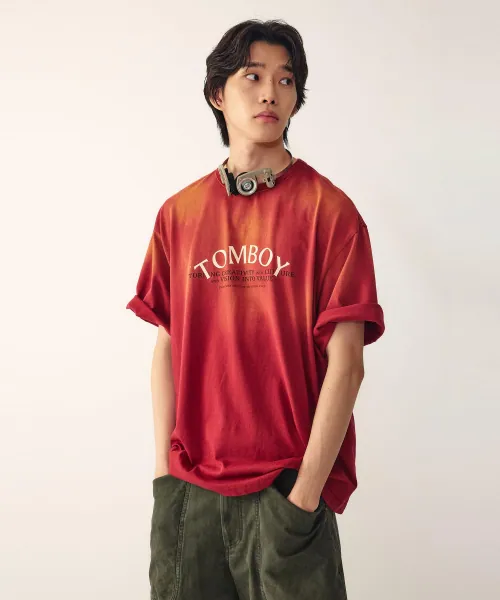 워싱 처리한 레드 반팔 티셔츠, 가슴 아치형 TOMBOY 로고 프린트